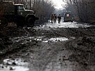 Ukrajintí vojáci na rozbahnné silnici u Bachmutu (8. bezna 2023)