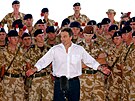 Britský premiér Tony Blair pi návtv voják v Base (29. kvtna 2003)