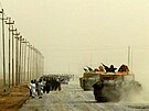 Britské tanky Challenger II nedaleko irácké Basry (27. bezna 2003)