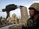 Americký voják Kirk Dalrymple sleduje svrení sochy Sadáma Husajna v centru...