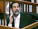 Svrený irácký vdce Saddám Husajn ped soudem (19. ervna 2006) 