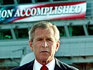 Americký prezident George W. Bush na palub letadlové lod USS Abraham Lincoln...