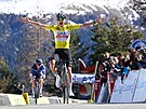 Slovinský cyklista Tadej Pogaar slaví triumf v sedmé etap závodu Paí-Nice.