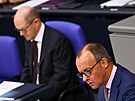éf CDU Friedrich Merz a v pozadí kanclé Olaf Scholz v Bundestagu (17. bezna...