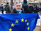 Seniorka s vlajkou EU na demonstraci za odvolání dkana Miroslava evíka ped...