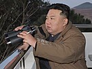 Severokorejský vdce Kim ong-un sleduje odpálení mezikontinentální balistické...