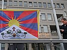 Zamstnanci Krajského úadu v Ostrav vyvují tibetskou vlajku. (10.bezna...