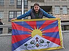 Zamstnanci Krajského úadu v Ostrav vyvují tibetskou vlajku. (10.bezna...