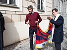 Hayato Okamura a Marek Hiler vyvsili tibetskou vlajku na budov Poslanecké...