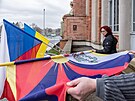 Vyvení tibetské vlajky na Muzeum východních ech v Hradci Králové. (10....