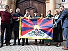 Vyvení tibetské vlajky se zúastnili senátor Marek Hiler (vlevo), senátor...