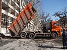 Stavební dlníci pracují na oprav budovy v Ruskem okupovaném Mariupolu na...