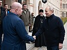 Ruský prezident Vladimir Putin si potásá rukou s guvernérem Sevastopolu...