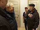 Ruský prezident Vladimir Putin naslouchá místním obyvatelm v jejich novém byt...