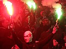 Slávistití fanouci s pyrotechnikou bhem domácího utkání proti Plzni