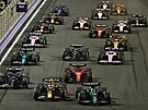 Fernando Alonso krátce po startu v ele Velké ceny Saúdské Arábie