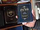 Jedno ze souasnch vydn achovy knihy, kter holeovsk synagoga dostala od...