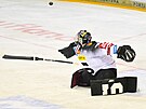 Sparanský branká Jakub Ková pi zásahu poutí svoji hokejku.