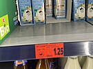 erstvé mléko v nmeckém Kauflandu za cenu zhruba 30 korun eských (10. bezna...