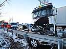 P�i hromadn� nehod� t�in�cti aut na  hlavn�m tahu z Karlov�ch Var� do Prahy se...
