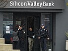 Policisté vycházejí z poboky banky SVB v kalifornské Santa Clae (10. bezna...
