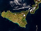 Satelitní snímky Itálie a Sicílie. Italská vláda mezi nimi plánuje postavit...