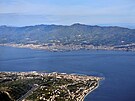 Pevninská Itálie a Sicílie. Italská vláda mezi nimi plánuje postavit most, o...