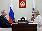 Ruský prezident Vladimir Putin a zmocnnkyn Kremlu pro práva dtí Maria...