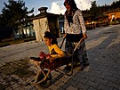 Asli Dogruová si se svou dcerou Zuleyhou hraje na hbitov Çankaya, kam se...