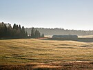 Na fotce je ranní spoj do Potk mezi pastvinami okolo Horní Blatné v íjnu...
