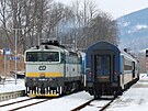 Lokomotiva 754.080 v ele vlaku Sp 1408 odjídí z Jeseníku. Vyfoceno 10. února...