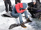 eský otuilec David Vencl se pipravuje na ponoení do výcarského jezera Sils.