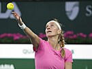 Petra Kvitová podává bhem tvrtfinálového utkání turnaje v Indian Wells