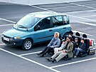 Novodobý Fiat Multipla v roce 1998 �okoval svým vzhledem i vyu�itím...