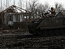 Ukrajintí vojáci ve vesnici poblí msta Kreminna (8. bezna 2023)