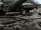 Ukrajinský voják v tanku ve vesnici poblí msta Kreminna (8. bezna 2023)