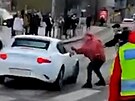 Jeden z demonstrant u Nrodnho muzea poniil ukrajinsk auto