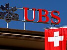 Logo výcarské banky UBS v Curychu (24. dubna 2017