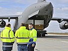 Vykládka amerického vojenského letounu C-17 Globemaster, který dopravil na 22....