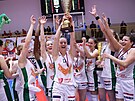Basketbalistky abin Brno s trofejí pro vítzky Federálního poháru. Pozvedla ji...