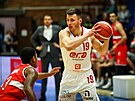 Nymburský rozehráva Ondej Sehnal v zápase s Pardubicemi