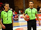Basketbaloví rozhodí Ondej Zatloukal (vlevo) a Robert Vyklický