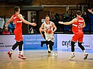 Nymburský rozehráva Ondej Sehnal u míe v zápase s Pardubicemi, brání Jan...