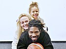 Americký basketbalista A. J. Walton s eskou manelkou a dcerou.
