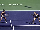 Barbora Krejíková (vlevo) a Kateina Siniaková v semifinále Indian Wells.