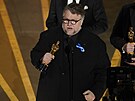 Reisér Guillermo del Toro dkuje za soku Oscara. Dostal ji za svj vysnný...