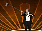 Moderátor Jimmy Kimmel se snaí oivit pedávání Oscar (12. bezna 2023).