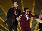 Tvrí duo Daniel Scheinert a Dan Kwan se radují z Oscara za nejlepí pvodní...