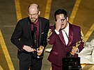 Tvrí duo Daniel Scheinert a Dan Kwan se radují z Oscara za nejlepí pvodní...