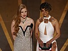 Hereky Jessica Chastainová a Halle Berry pedávaly Oscary v hlavních hereckých...